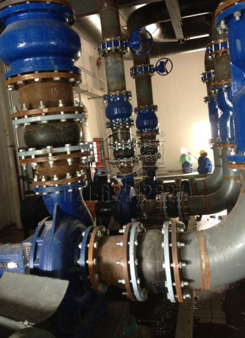 橡膠接頭的實(shí)際安裝圖 /></p>用過程中容易出現(xiàn)的問題，以及怎樣保養(yǎng)的方式方法。<BR>    上海市靜安區(qū)橡膠接頭質(zhì)量有保證但是在某些條件惡劣的情況下會對球體產(chǎn)生一定的不良影響，產(chǎn)生開裂或裂紋的問題：我們的管道在經(jīng)過暴曬后、隨著時間的推移會出現(xiàn)老化，會出現(xiàn)不同程度的開裂損壞，這種情況應(yīng)該定期檢查維護(hù)及時的更換，并且我們應(yīng)該盡量的避免橡膠接頭在陽光下暴曬或是風(fēng)吹雨淋，安裝一些保護(hù)措施，延長上海市靜安區(qū)橡膠接頭的使用壽命。<BR>    上海市靜安區(qū)橡膠接頭經(jīng)水泡變形脫層：如果表面有一小部分水泡或變形，不會影響到產(chǎn)品的性能，要進(jìn)行明顯標(biāo)注，進(jìn)行定期檢查巡視。如果球體表面存在大水泡，變形和/或?qū)臃蛛x，及時進(jìn)行維修更換。有時可觀察到上面的法蘭外徑的橡膠簾布層分離，橡膠接頭應(yīng)盡快更換。<BR>    上海市靜安區(qū)橡膠接頭型號的安裝：應(yīng)該檢查安裝是否正確。法蘭之間，有沒有過大。檢查管道是否存在過度伸長，過度壓縮，橫向或者角度位移。如果安裝不正確會造成產(chǎn)品位移過大，應(yīng)該調(diào)整管道后重新更換產(chǎn)品，或者增加橡膠接頭的數(shù)量，以適應(yīng)現(xiàn)有的運(yùn)行環(huán)境安裝。<BR>    還要注意泄漏的問題、如果一旦發(fā)現(xiàn)泄漏的情況、我們需要先看是不是螺栓是不是沒擰緊，如果排除這個因素，那么有可能是橡膠接頭球體與管道配套法蘭在連接過程中出現(xiàn)偏差從而造成接觸面不能百分之九十九接觸進(jìn)而影響管道的密封性能，如果出現(xiàn)此類情況應(yīng)該拆掉螺栓組，重新組裝，確保密封性能。<BR>    駱盈生產(chǎn)的橡膠接頭在管道中能有效的補(bǔ)償和緩解管道和盲板推力，又能便于水泵，閥門的安裝與維修環(huán)境的更換工作，實(shí)為管道安裝運(yùn)行領(lǐng)域中為理想的配套產(chǎn)品。<BR><h4>伸縮器技術(shù)參數(shù)</h4>
<table cellspacing=